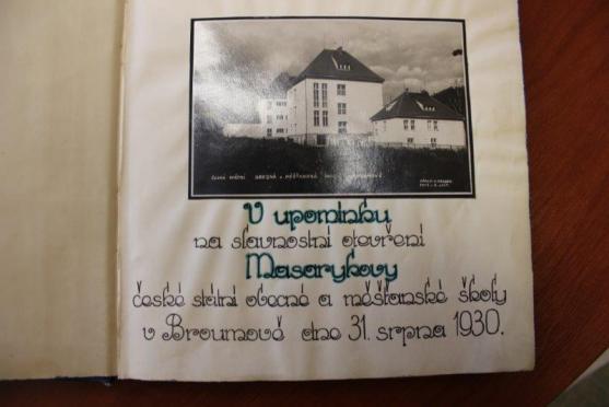 V září 2015 to bude 85 let, co byla v Broumově otevřena první česká škola 