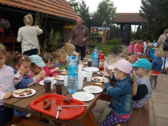 Děti z Mateřské školy Broumov se setkaly s polskými dětmi na Farmě Wenet