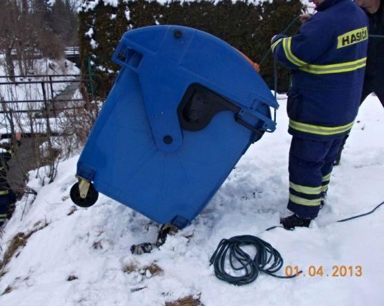Hasiči si stěžují: Hloupá zábava opilců. Shazují kontejnery do vody