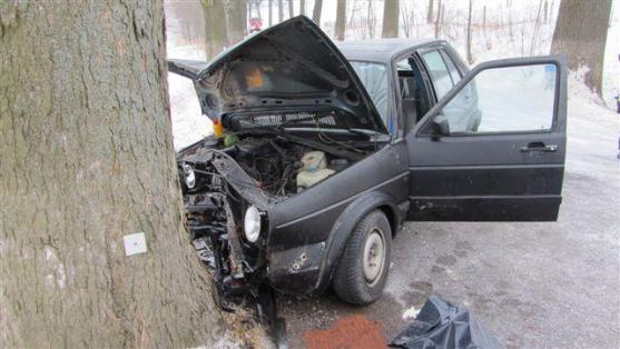 Po nárazu do stromu u Teplic nad Metují zemřel řidič osobního vozu