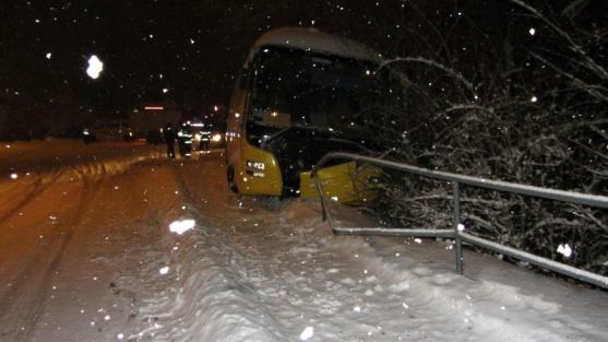 Před pádem do strže zachránilo autobus zábradlí a stromy