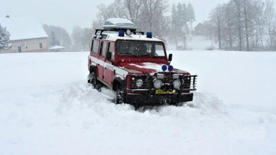 Broumovsko opět zasáhlo silné sněžení. Hasiči v Křinicích tahali auto z příkopu