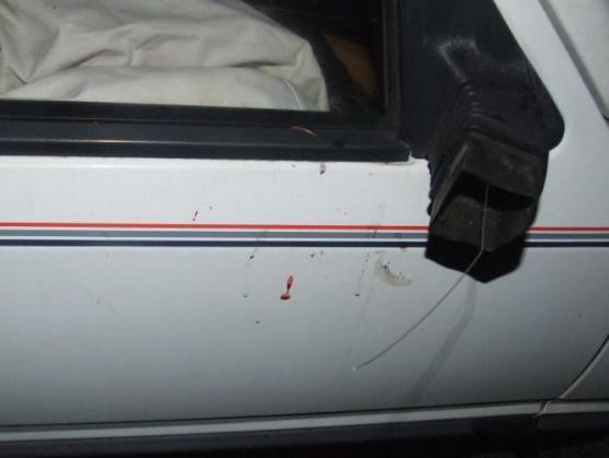 Dva podnapilí mladíci v Broumově poškodili deset zaparkovaných automobilů