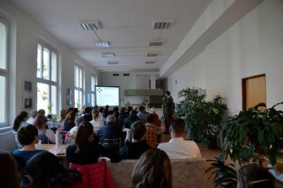 S lékařem Rastislavem Maďarem o humanitní misi do Malawi nad fotografiemi Jiřiny Mužíkové 