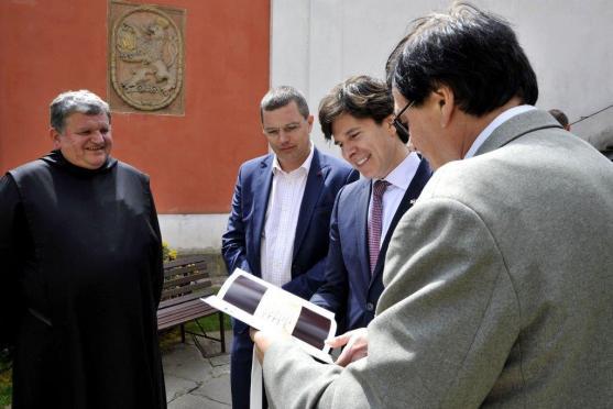 Americký velvyslanec v Broumově navštívil klášter, Masarykovu základní školu a undergroundový klub Eden