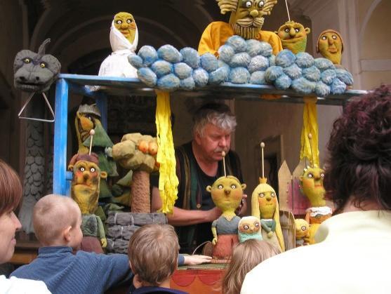 Nepřístupná pevnost uprostřed města přispívá na počátku 3. tisíciletí také veřejnému prospěchu a sebevědomí Broumovska 