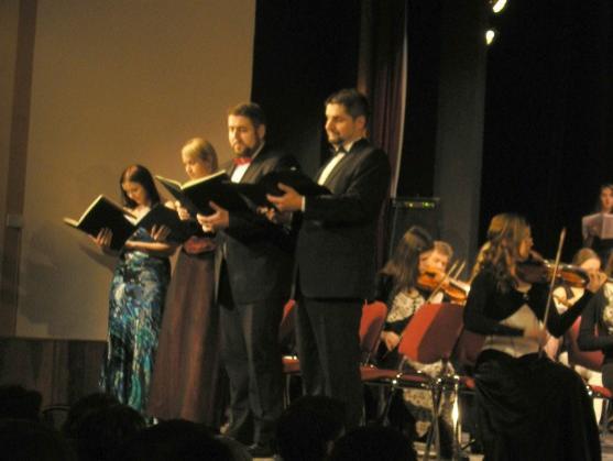 100 členný soubor muzikantů a zpěváků Základní umělecké školy v Polici nad Metují přednesl Rybovu Českou mši vánoční „Hej mistře“ 