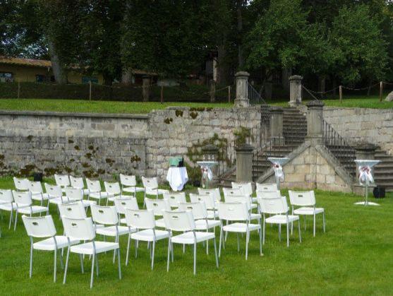 Klášterní knihovna, vodopády ve skalách, vyhlídka na Hvězdě. Na Broumovsku je mnoho míst pro svatební obřad 