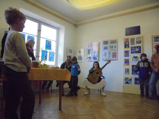 Výstava výtvarného oboru ZUŠ Police nad Metují potrvá do konce dubna 