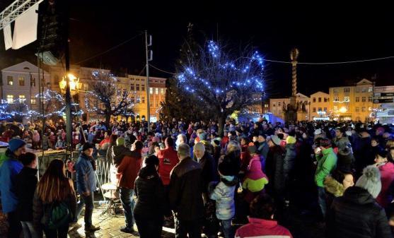 Rozsvícení vánočního stromu v Broumově si nenechaly ujít stovky lidí 