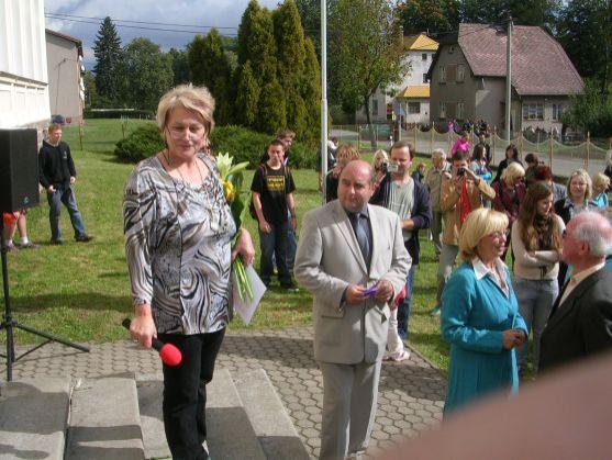 Současní i bývalí žáci a učitelé, přátelé školy, zástupci sponzorů. Přes 500 účastníků oslavilo stoleté výročí školy v Martínkovicích 