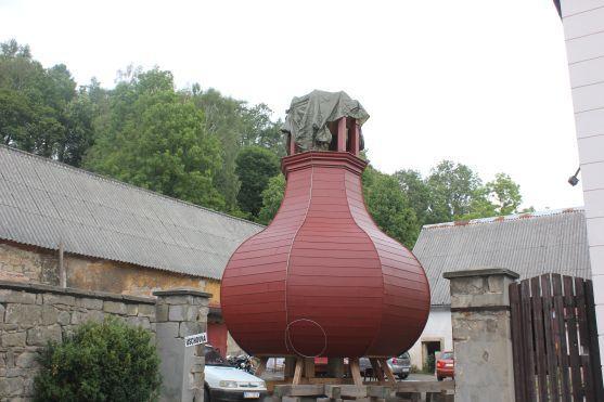 V nové věži kostela v Teplicích nad Metují je opět tubus s informacemi pro příští generace