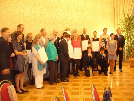 Jednu z cen Via Bona převzali studenti broumovského gymnázia