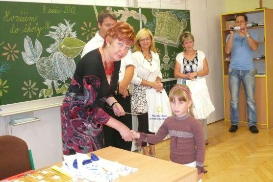 Přes 1200 žáků prvních tříd škol na Náchodsku a Broumovsku dostalo dárky z Nadačního fondu Zdeňky Horníkové