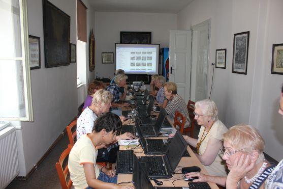 Počítačový kurz seznámil seniory z Broumovska s dalšími možnostmi komunikace a sebevzděláváním