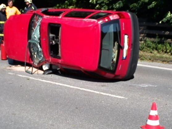 Jedna osoba se zranila při nehodě osobního vozidla