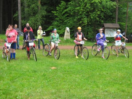 V Martínkovicích u Broumova se na Chatě pod Korunou závodilo s humorem