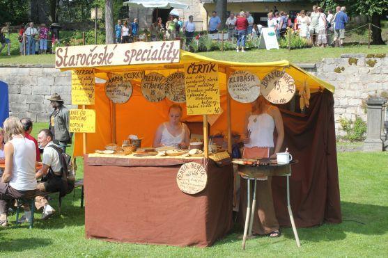 Farmářské trhy se tentokrát přestěhují na klášterní nádvoří