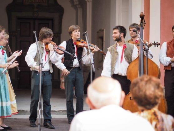 Burčákobraní se vydařilo, přišly stovky lidí… V sobotu bude klášter zvát na Podzimní trh 