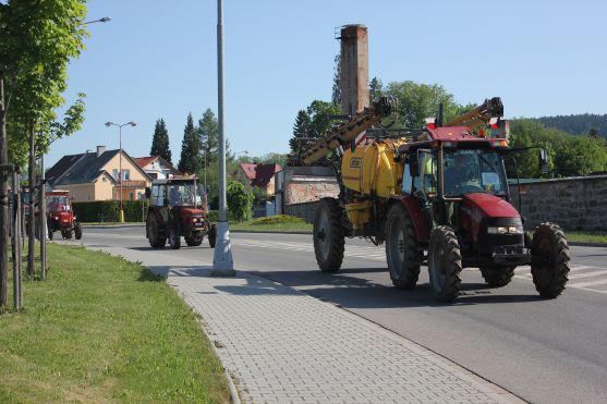 Zemědělci dnes v Polici nad Metují protestovali, ale dopravní problémy nezpůsobili