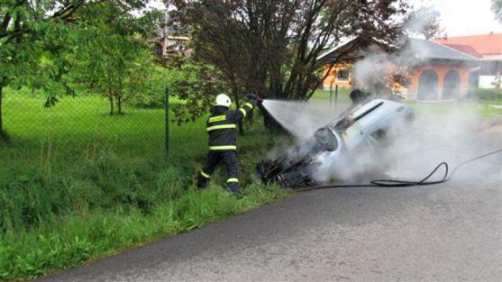 V Božanově se při nehodě vozidlo převrátilo na střechu a vzňalo se