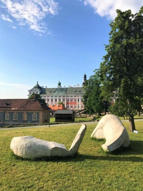 "Vždycky mne bavilo hledat v přírodních útvarech nějaký skrytý význam," říká sochař Jakub Goll