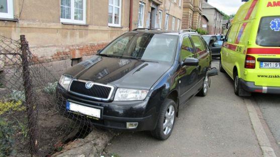 Řidička přehlédla zaparkované vozidlo u krajnice a narazila do něj