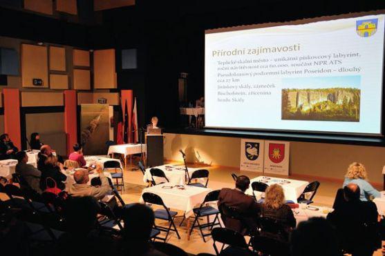 V sále Infocentra v Broumově věnovali zástupci regionů odpoledne prezentaci aktivit pro rozvoj cestovního ruchu