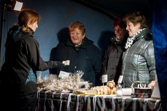 Počasí 1. adventní neděli nepřálo. Vánoční strom se ale rozsvítil 