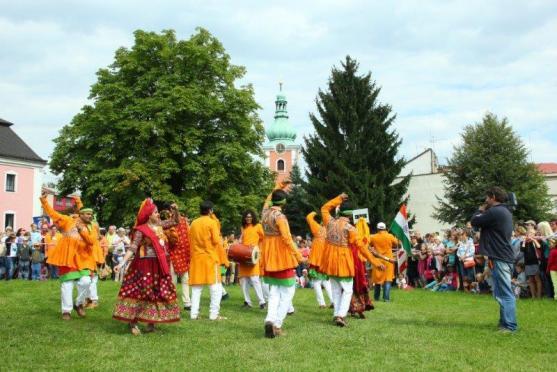 Světové folklorní soubory nečekaně překvapí Hronov, Náchod a Ratibořice 