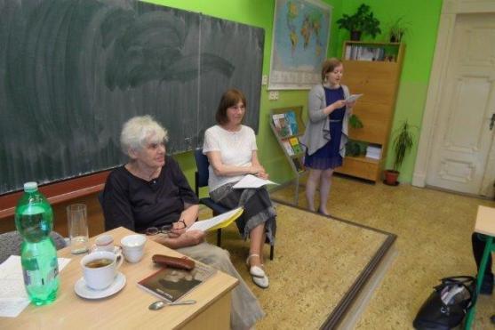 Gymnázium v Broumově navštívila dcera spisovatele Egona Hostovského 