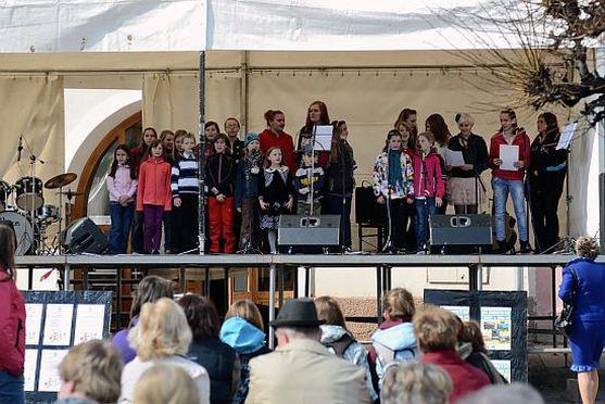 Broumovské náměstí včera ožilo velikonočními oslavami