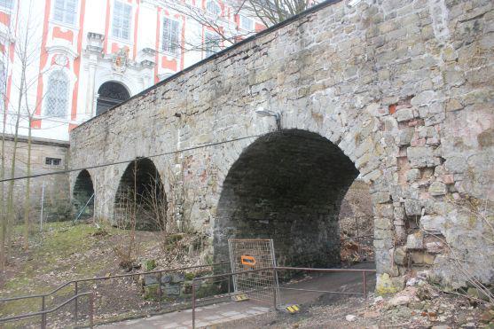 Z pilíře klášterního mostu v Broumově se vysypalo zdivo