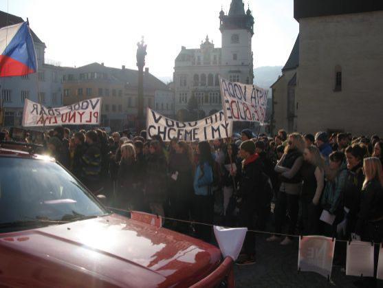 Na náchodském náměstí jednomyslně znělo: "Chceme čistou vodu!"