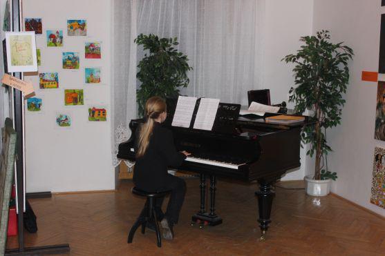 Vernisáží byla zahájena výstava Masarykovy základní školy v Broumově Náš pestrý svět