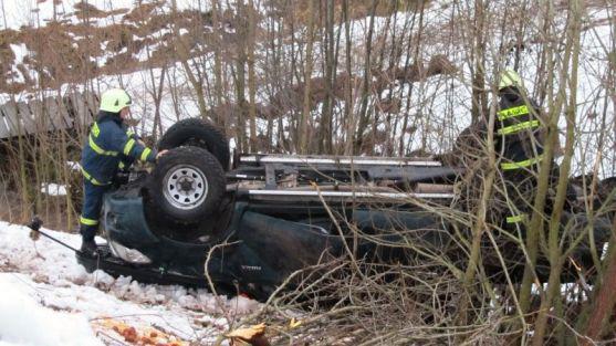 V Heřmánkovicích u Broumova se vozidlo skutálelo ze svahu