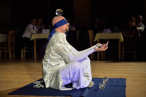 Na Plese města Broumova se kromě tance i žonglovalo. K vidění byla i UV show 