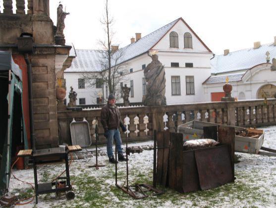 Vánoční trhy s kulturním programem přilákaly na nádvoří broumovského kláštera stovky návštěvníků