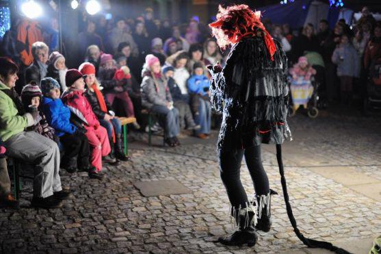 Vánoční strom na broumovském náměstí se v neděli rozsvítil