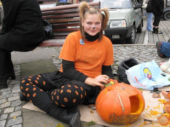 Na broumovském náměstí se sešlo 71 "dlabačů" dýní
