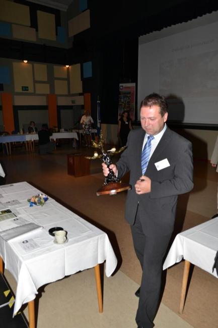 Pohár za titul Město stromů převzali zástupci Uherského Hradiště