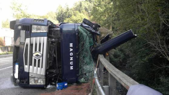 Převrácené nákladní vozidlo zatarasilo v Polici nad Metují silnici