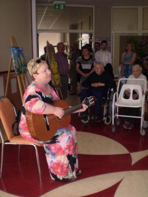 V polickém Domově pro seniory se koná výstava Josefa Kleinera Kámen a listí 