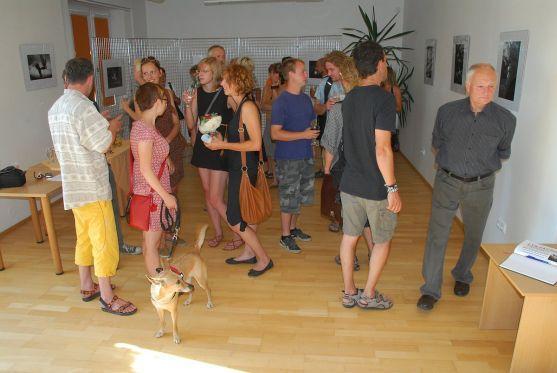 Své fotografie na terase polických Pellyho domů vystavuje Jana Pechlátová. Výstava má název Lykantropie 