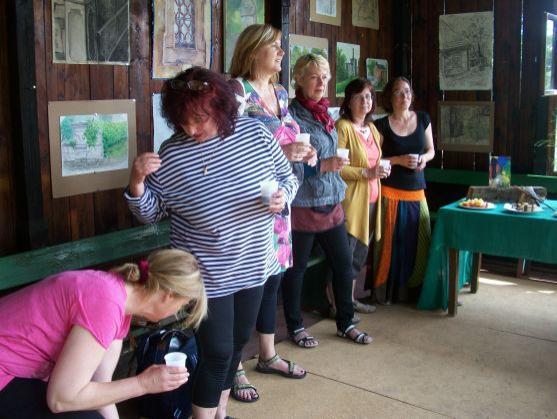 V altánu v broumovské klášterní zahradě jsou vystaveny malby z výtvarného plenéru 