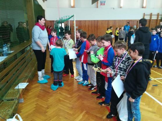 Starší přípravka Slovanu Broumov ukořistila na turnaji ve Vamberku tři poháry 