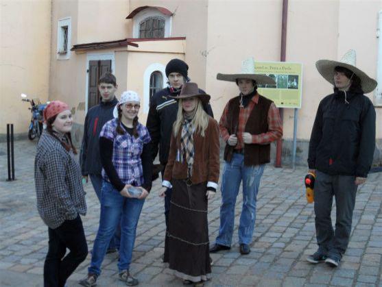 Okolí gymnázia v Broumově vonělo octem a levnými parfémy 