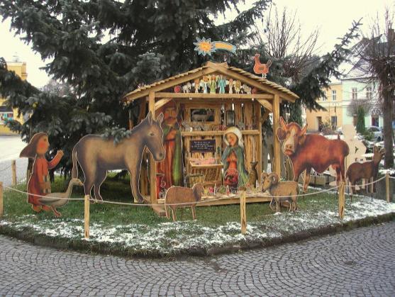 Řezbář Petr Hnyk z Teplic nad Metují a děti z Police nad Metují 