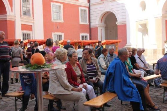 Trhy a burčák přilákaly do kláštera několik stovek návštěvníků 