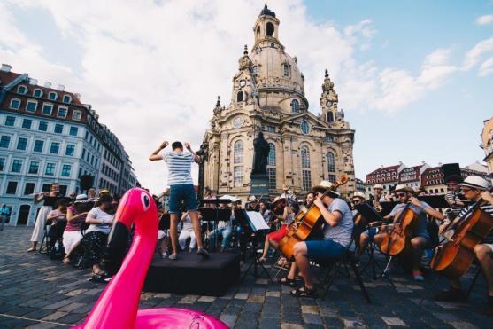 Police Symphony Orchestra naskakuje zpět do narozeninové desáté sezóny 